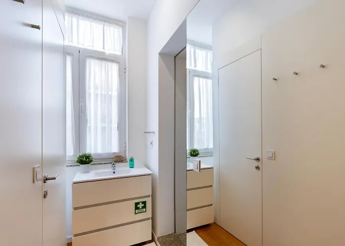 Majestic Cafe - Center Modern